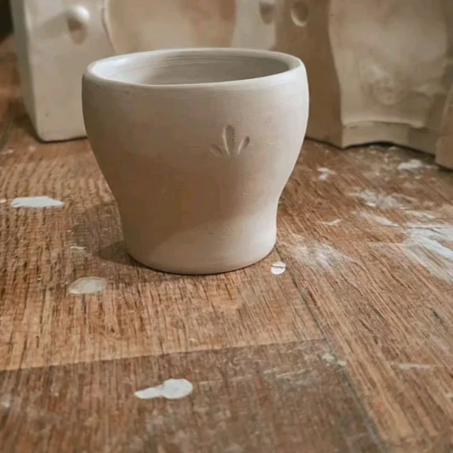 Experimentações com barbotina/slipcasting.#designartesanal #slipcasting #slowdesign #ceramicdesign #brazilianart #ceramicabrasileira #porcelain #teacup #teapottery #studiopottery #designstudio #braziliandesign #teahouse #teaware #slipcastingprocess #fernandasoaresceramicas