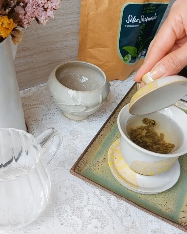 Peças muito singulares e delicadas. Mais um lindo registro que faço questão de compartilhar. Obrigada Mônica @aguriadocha. ♡Very unique and delicate pieces. Another beautiful record that I want to share with you.#teapottery #ceramistasdobrasil #designartesanal #ceramicart #gongfutea #artobject #ceramicdesign #teaculture #teainstagram #ceramicabrasileira #teaceremony #potterystudio #cerimoniadocha #senchatea #gyokurotea #tealovers #artisanoninstagram #chado #gaiwan #designproduct #teapot #slowdesign #ateliedeceramica #chasespeciais #teahouse #kyusuteapot #kyusu #teaware #teamoment #fernandasoaresceramicas.