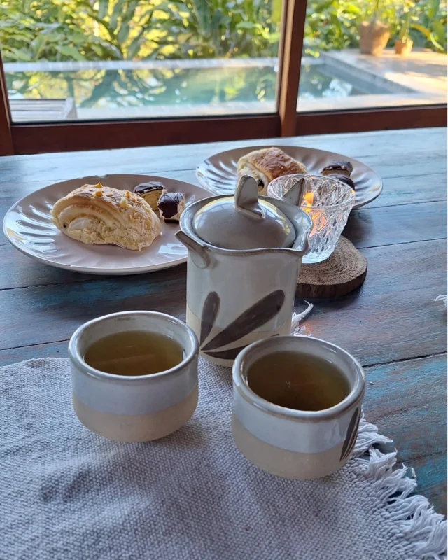 🫖 Happy International Tea Day to all of us tea lovers! May your day be extremely cozy, filled with the best energies. My afternoon was like this, in a wonderful place with an immensely vibrant nature. Nothing better than the trees, the sound of a river, the songs of the most varied birds, imposing and beautiful mountains to energize us. A pot of tea that I love, that I made myself, a delicious green tea with jasmine, and the company of my husband, which is the best. A great day for all of us!Feliz Dia Internacional do Chá para todos nós que amamos chá! Que seu dia seja extremamente aconchegante, recheado com as melhores energias. Minha tarde foi assim, em um lugar maravilhoso, com uma natureza imensamente vibrante e viva. Nada melhor do que as árvores, o som de um rio, o canto dos mais variados pássaros, montanhas imponentes e belas para nos energizar. Um bule de chá que eu adoro, que eu mesma fiz, um delicioso chá verde com jasmim e a companhia do meu esposo, que é a melhor. Um ótimo dia para todos nós!#designartesanal #ceramicaartesanal #teapottery #ceramicart  #cerimoniadocha #chasespeciais #chasbrasileiros #cozytime #teainstagram #chalovers #tealovers #teaceremony #brazilianart #teaware #thewayoftea #teahouse #braziliandesign #camelliasinensis #teapot  #teatime #chado #greentea #internationalteaday #teatable #tea #teaculture #teaparty #teacommunity #teaexperience #fernandasoaresceramicas