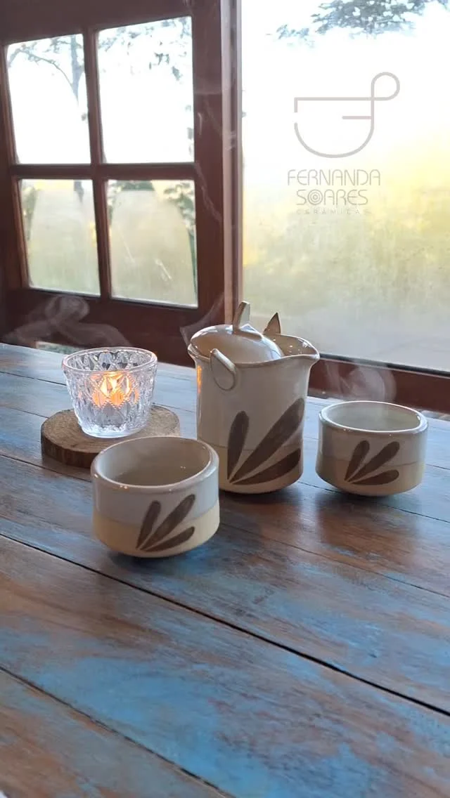 Meu bule favorito em um dos meus lugares favoritos para descansar. 🫖 My favorite teapot in one of my favorite places to rest.#designartesanal #ceramicaartesanal #teapottery #ceramicart  #cerimoniadocha #chasespeciais #chasbrasileiros #cozytime #teainstagram #chalovers #tealovers #teaceremony #brazilianart #teaware #thewayoftea #teahouse #braziliandesign #camelliasinensis #teapot  #teatime #chado #greentea #lumiarrj #teatable #tea #teaculture #teaparty #teacommunity #teaexperience #fernandasoaresceramicas