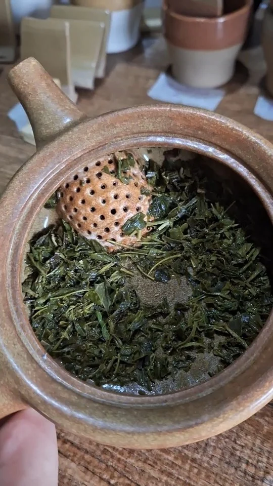 Teste de bico, movimento e filtro dos protótipos de bule kyusu. Ótimos resultados. Assine nossa newsletter para receber informações de futuras produções. Link na bio.Spout, movement and filter testing of the kyusu teapot prototypes. Great results. Subscribe to our newsletter to receive information about future productions. Link in bio.#teapottery #ceramistasdobrasil #designartesanal #ceramicart #artobject #ceramicdesign #teaculture #teainstagram #ceramicabrasileira #teaceremony #potterystudio #cerimoniadocha #senchatea #gyokurotea #tealovers #artisanoninstagram #chado #shiboridashi #designproduct #teapot #slowdesign #ateliedeceramica #chasespeciais #teahouse #kyusuteapot #kyusu #teaware #teacommunity #fernandasoaresceramicas