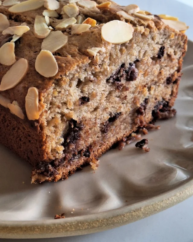 Estou vivenciando momentos maravilhosos e muito afetuosos na cozinha, replicando receitas fabulosas para aquecer nossos corações e perfumar a casa. Ao retirar essa delícia do forno, minha mente de ceramista com todo meu acervo de produção na memória me trouxe a imagem desse nosso prato. Pensei que esse bolo ficaria lindo ali, e realmente ficou. Orgulho. Fiz o bolo, que ficou divino, e fiz o prato, que é o mais delicado que já vi.Sobre o ateliê, ainda estamos em fase de estudos. Fique de olho e nos acompanhe pela newsletter. Como não publicamos com frequência, é provável que você não receba nosso conteúdo. O link da newsletter está na bio. Quando voltarmos com as produções, avisaremos por lá.#designartesanal #ceramicaartesanal #teapottery #ceramicart  #cerimoniadocha #chasespeciais #chasbrasileiros #cozytime #teainstagram #chalovers #tealovers #teaceremony #brazilianart #teaware #thewayoftea #teahouse #braziliandesign #camelliasinensis #teapot  #teatime #instacook #servingplate #cakeplate #teatable #coffeetıme #teaculture #teaparty #teacommunity #teaexperience #fernandasoaresceramicas