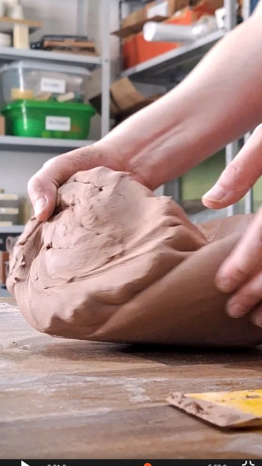 Mesmo com a técnica corporal para evitar muito esforço dos braços, sovar argila é bastante cansativo. Mas me dedico com atenção e cuidado nessa etapa, ciente de que uma boa sova vai me garantir uma boa massa para uma boa modelagem, para uma boa queima e uma boa peça. Enquanto sovo a massa, me encanto com o movimento espiral da técnica que mais gosto. Os dedos da mão esquerda guiam toda a dança girando a massa para a direita enquanto a mão direita pressiona a massa para frente em direção a esquerda. Depois dessa sova a massa descansa por 24hrs. Tudo é química...
Even with the body technique to avoid excessive arm strain, kneading clay is quite tiring. But I dedicate myself carefully and attentively to this step, knowing that a good kneading will guarantee a good clay for good shaping, a good firing, and a good piece. As I knead the clay, I marvel at the spiral movement of my favorite technique. The fingers of my left hand guide the entire dance, rotating the clay to the right while the right hand presses it forward toward the left. After this kneading, the clay rests for 24 hours. It's all chemistry.#designartesanal #ceramicaartesanal #teapottery #ceramicart  #cerimoniadocha #chasespeciais #chasbrasileiros #potterylife #teainstagram #chalovers #tealovers #teaceremony #brazilianart #teaware #thewayoftea #teahouse #braziliandesign #camelliasinensis #teapot  #teatime #tableware #bules #claytechniques #productdesign  #coffeetıme #teaculture #teaparty #teacommunity #teaexperience #fernandasoaresceramicas