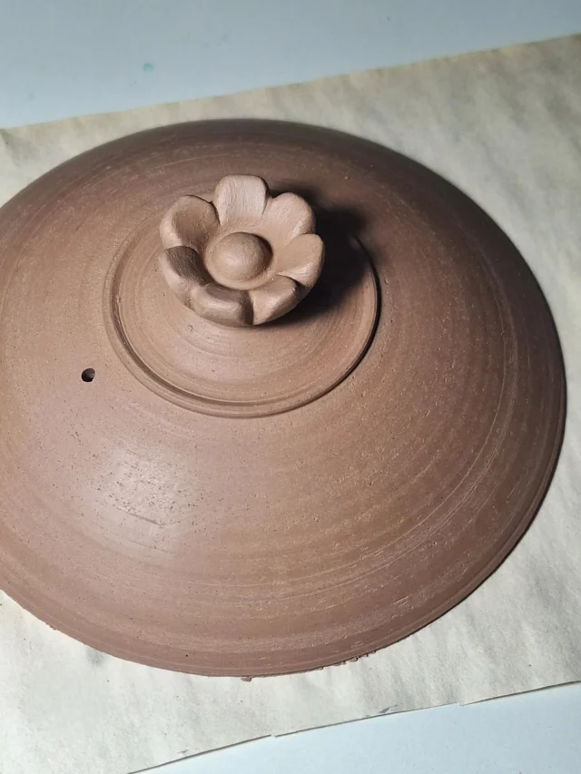 A cada produção procuro acrescentar algum adorno ou alterar algum detalhe de decoração nas peças. Mantenho o projeto de design antes já aprovado e pratico a criatividade com novos desafios. E assim quero permanecer me surpreendendo....
With each production, I try to add some embellishment or change some decorative detail. I maintain the previously approved design project and practice my creativity with new challenges. And so I want to continue surprising myself.#designartesanal #ceramicaartesanal #teapottery #ceramicart  #cerimoniadocha #chasespeciais #chasbrasileiros #designproduct #teainstagram #chalovers #tealovers #teaceremony #brazilianart #teaware #thewayoftea #teahouse #braziliandesign #camelliasinensis #teapot  #teatime #tableware #shiboridashi #servingplate #shiboridashikasa #coffeetıme #teaculture #teaparty #teacommunity #teaexperience #fernandasoaresceramicas