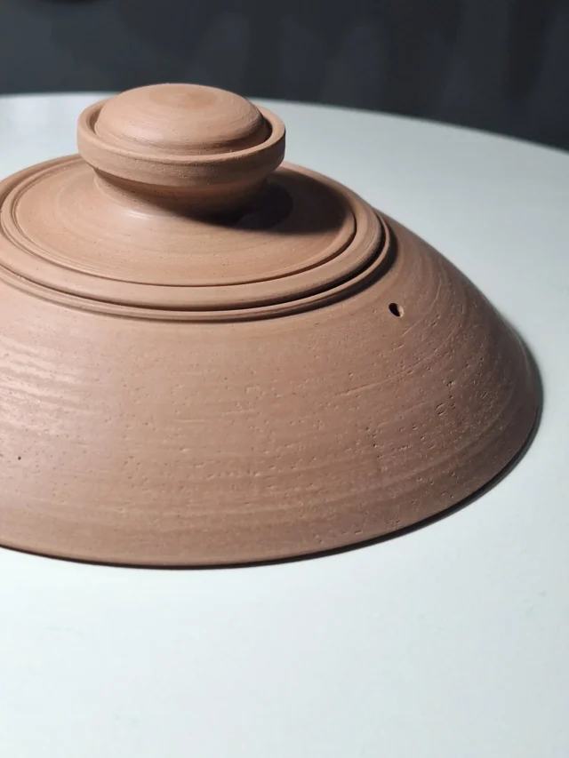 Tampas e seus puxadores. 🩶
...
Lids and their handles.#designartesanal #ceramicaartesanal #teapottery #ceramicart  #cerimoniadocha #chasespeciais #chasbrasileiros #designproduct #teainstagram #chalovers #tealovers #teaceremony #brazilianart #teaware #thewayoftea #teahouse #braziliandesign #camelliasinensis #teapot  #teatime #tableware #shiboridashi #servingplate #shiboridashikasa #coffeetıme #teaculture #teaparty #teacommunity #teaexperience #fernandasoaresceramicas