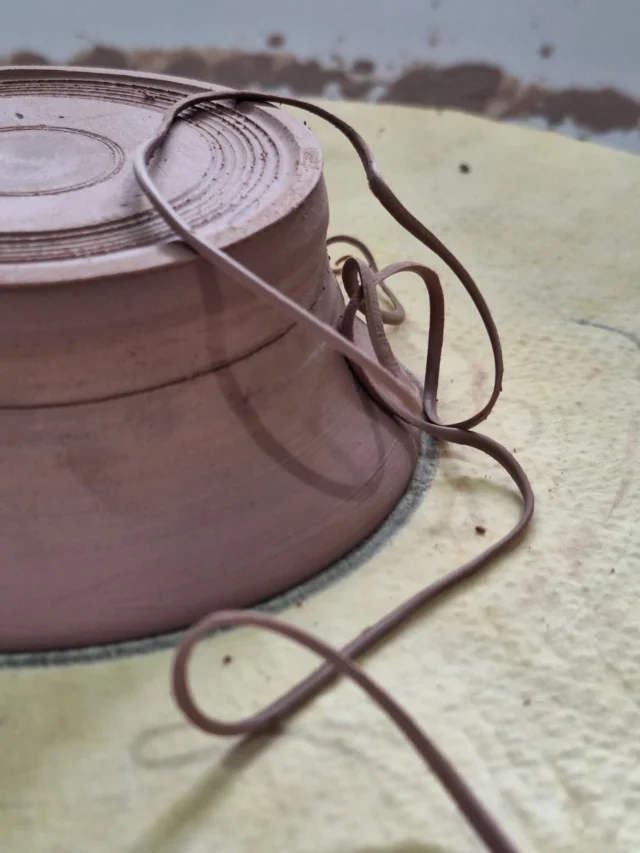 Elisa Lucinda, poetisa, atriz e escritora brasileira, em uma entrevista que vi recentemente, mencionou uma frase de Adélia Prado, também poetisa, que achei perfeita. "As vezes Deus me castiga quando olho para uma pedra e vejo só uma pedra". As vezes temos que enxergar mesmo o problema e enfrentá-lo. E temos também que ter e exercitar a poesia de enxergar além do que vemos. Assim como o fotógrafo, que sem o olhar de nada vale a técnica....
Elisa Lucinda, a Brazilian poet, actress, and writer, in an interview I recently saw, mentioned a quote by Adélia Prado, also a poet, that I found perfect. "Sometimes God punishes me when I look at a stone and see only a stone." Sometimes we have to truly see the problem and face it. And we also have to have and practice the poetry of seeing beyond what we see. Just like the photographer, whose technique is worthless without the eye.#designartesanal #ceramicaartesanal #teapottery #ceramicart  #cerimoniadocha #chasespeciais #chasbrasileiros #designproduct #teainstagram #chalovers #tealovers #teaceremony #brazilianart #teaware #thewayoftea #teahouse #poesiadoolhar #braziliandesign #camelliasinensis #teapot  #teatime #tableware #shiboridashi #servingplate  #coffeetıme #teaculture #teaparty #teacommunity #teaexperience #fernandasoaresceramicas