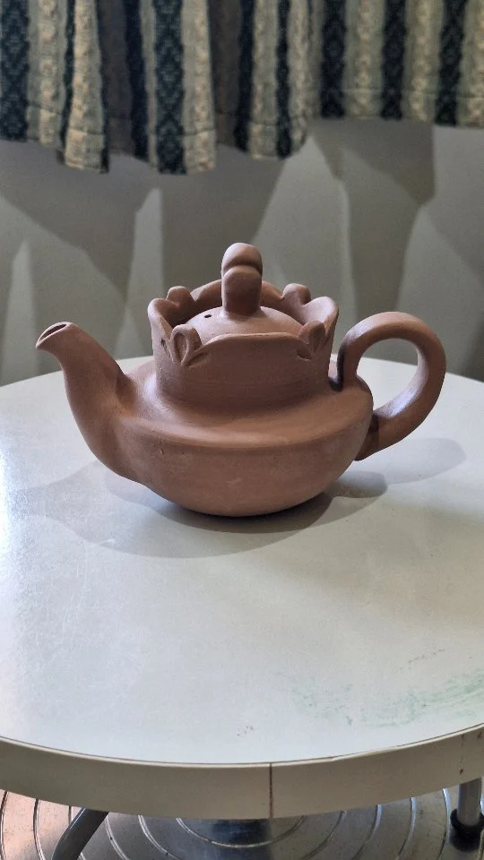 Essa produção está um pouco diferente. Depois de um período nos dedicando a outras atividades, retornamos com ansiedade para vivenciar os aprendizados que o ateliê nos traz. Havia uma lista de produção, mas senti necessidade de diminuir a velocidade, sentir a argila com técnicas diferentes, resgatar o entusiasmo com novas experiências e realizações. Tempo. É sempre ele que me traz de volta. Gosto de sentir a peça do início ao fim. Gosto de grandes etapas, grandes projetos. Esse bule eu não desenhei antes, mas o tinha em mente. Fui fazendo livremente pensando que se ficasse feio no final, eu deixaria para tentar novamente em outro dia. Utilizei técnicas de placa e torno. O bico do bule não foi feito em torno, apenas em placa. Gostei do design do bico para esse tipo de bule e gostei ainda mais de ter realizado esse desejo de fazê-lo em placa. Só sei que no final de tudo me apaixonei muito por esse bule e por tudo que ele me trouxe. Estou feliz! Só deu para fazer um. Preciso cuidar de mais alguns testes de esmaltes que estávamos estudando anteriormente. Acompanhem....
English in comments.#designartesanal #ceramicaartesanal #teapottery #ceramicart  #cerimoniadocha #chasespeciais #chasbrasileiros #designproduct #teainstagram #chalovers #tealovers #teaceremony #brazilianart #teaware #thewayoftea #teahouse #braziliandesign #camelliasinensis #teapot  #teatime #tableware #kyusuteapot #senchatea #teatime #gyokurotea #teaculture #teaparty #teacommunity #teaexperience #fernandasoaresceramicas