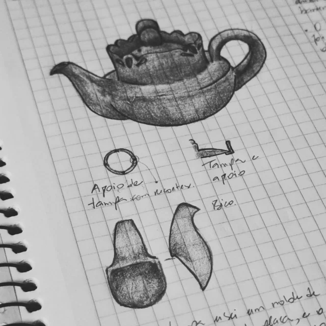 Projetamos todas as peças antes de suas produções. Às vezes, gosto de modelar antes e desenhar depois, porque isso me liberta de algo já determinado. É interessante essa dualidade da necessidade de liberdade com a aflição de seguir algo já projetado, porque são dois momentos de criatividade livre, a do desenho que criei e o da modelagem sem projeto. Gosto de criar peças novas, designs novos, e quando gosto muito de um design adiciono alguma alteração de decoração, alguma forma diferente para compor o design original. Hoje, revendo meu caderno de projetos, percebo que tenho desenhos o suficiente para trabalhar por um bom tempo. Muitos esboços, muitas peças que já produzi enquanto aprendiz e que hoje, com toda minha bagagem, ficariam excelentes. São bons projetos. Os desenhos são belos e sou grata as pessoas que me inspiraram a me dedicar com atenção a estes registros. Essa parte, a de desenhar, conversa com minha essência artística, e o design acrescentou o projeto, a ergonomia e outras preocupações funcionais. Acho que acabo de entender minha briga com a liberdade de modelagem e com o projeto. Minha essência maior é artística que tem a espontaneidade como expressão maior. Há muito para eu desbravar nesse universo, como a pintura, a escultura. Próximos passos de uma lista de anseios....
English in comments.#designartesanal #ceramicaartesanal #teapottery #ceramicart  #cerimoniadocha #chasespeciais #chasbrasileiros #designproject #teainstagram #chalovers #tealovers #teaceremony #brazilianart #teaware #thewayoftea #teahouse #braziliandesign #camelliasinensis #teapot  #teatime #tableware #kyusuteapot #senchatea #teatime #gyokurotea #teaculture #teaparty #teacommunity #teaexperience #fernandasoaresceramicas #designdrawing